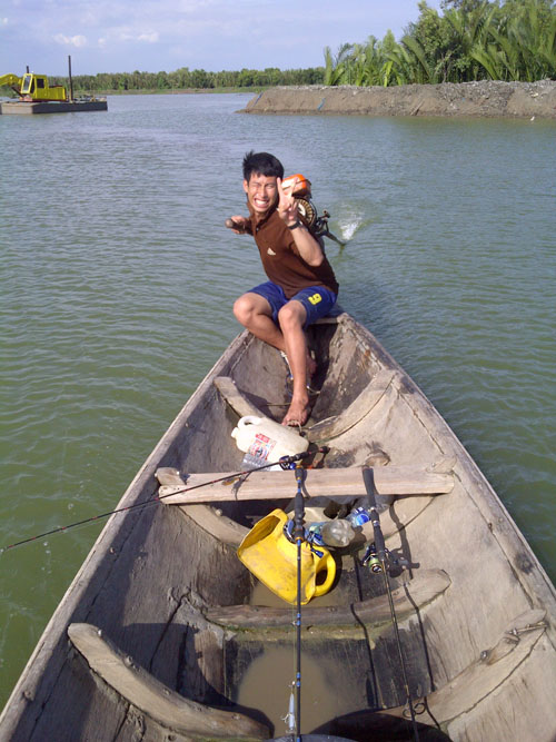 แล้วก็ร่องเรือไปเรื่อยๆ หาหมายนู้นหมายนี้ ก็ไม่มีแวว  เลยลองไปร่องที่เจ้าของบ่อบอกว่าลึกที่สุกดู  ปล