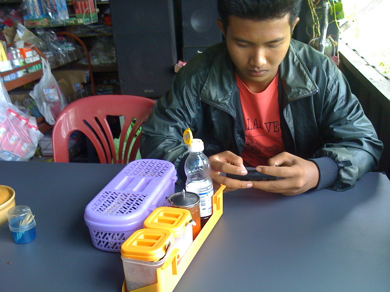 ก็ไปแวะกินอะไรกันก่อนครับ 
 :cool: