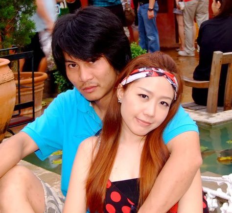 ดูจากในรูป เหมือนโดนบังคับให้ถ่ายรูปด้วย ยังไงก็ไม่รู้นะครับ  :sad: