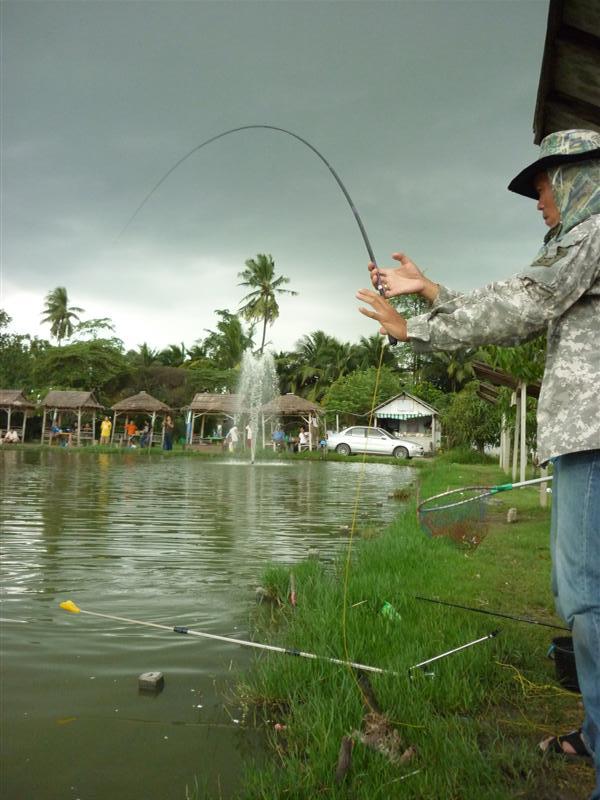 ส่งพลังประลองเพ่งกำลังกันอยู่ครับ  :laughing: