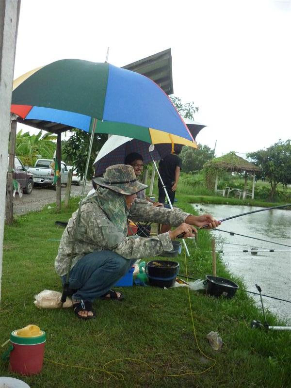 ประมือกันตั้งแต่ฝนยังไม่ลง    จนฝนลง    กลางร่มออกมาสู้กันต่อ 
