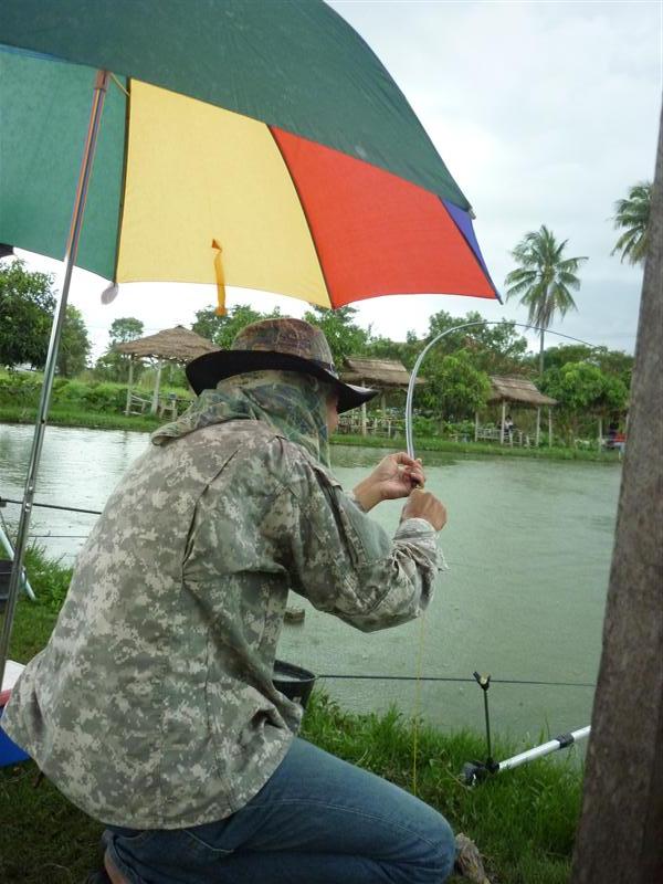 โว๊.....มันอะไรกันนักหนานี่    ไม่มีทีท่าจะโผล่หัวเลย  :ohh: