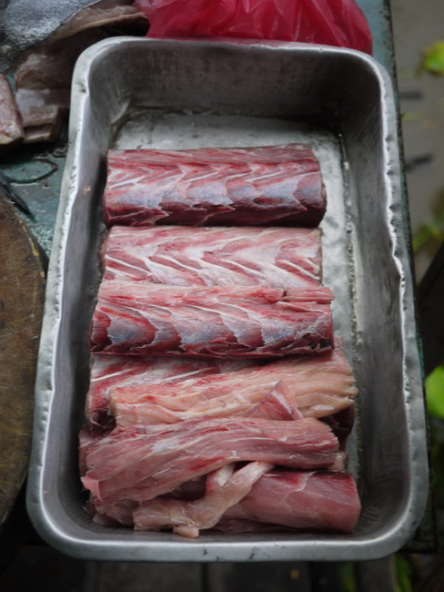 แล่ออกมาแล้วเนื้อมันเหมือนเนื้อหมูเลยครับ