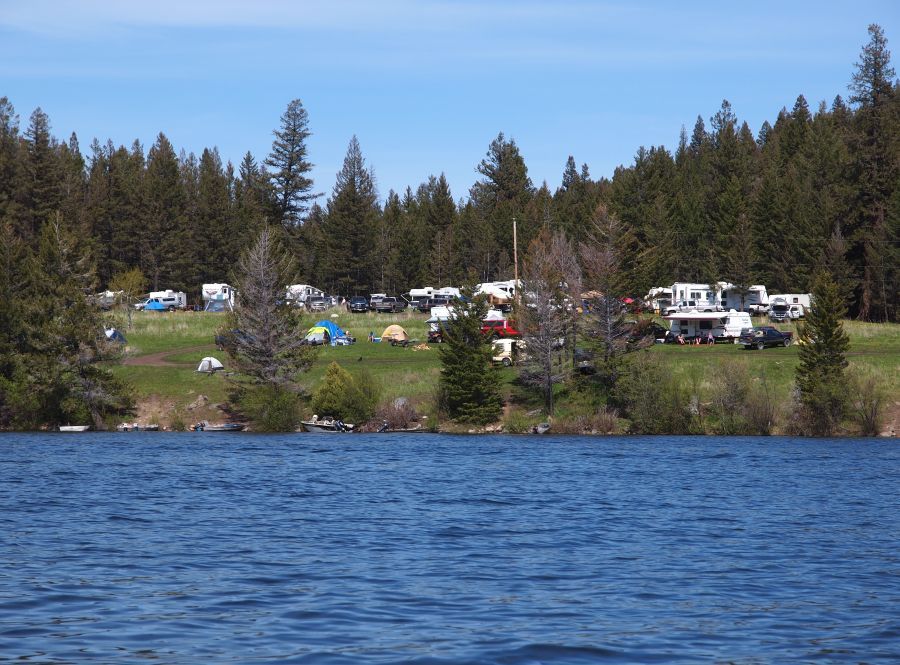 นี่ครับ รถบ้าน Campervan แล้วเต้นมากมายที่นักตกปลาพาครอบครัวมาเป็นการแข่งขันประจำปีกินเวลาสองวันครับ
