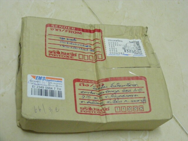 สภาพกล่องพัสดุครับ ที่น้ากูลส่งเหยื่อมา
 :sad: :sad: