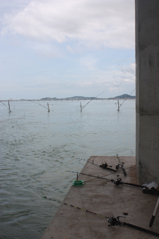 ส่วนด้านนี้ ทิศตะวันออก ท้องฟ้ายังแจ่มใสอยู่เลย