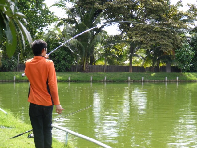 โดนปลาลากไปท้ายบ่อแล้วครับ :laughing: :laughing: