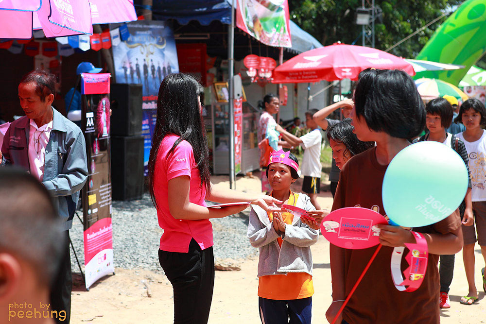 สาวเมืองไทยประกันชีวิตไม่กลัวร้อนยืนแจกหมวกเด็กและคนในงาน :love: :love: :love: :love: