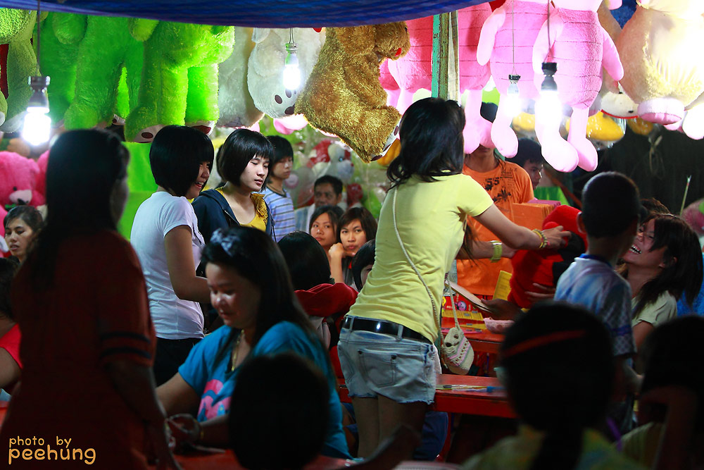 สาวๆพอได้ก็ดีใจกันไหญ่ครับ :love: :love: :love: