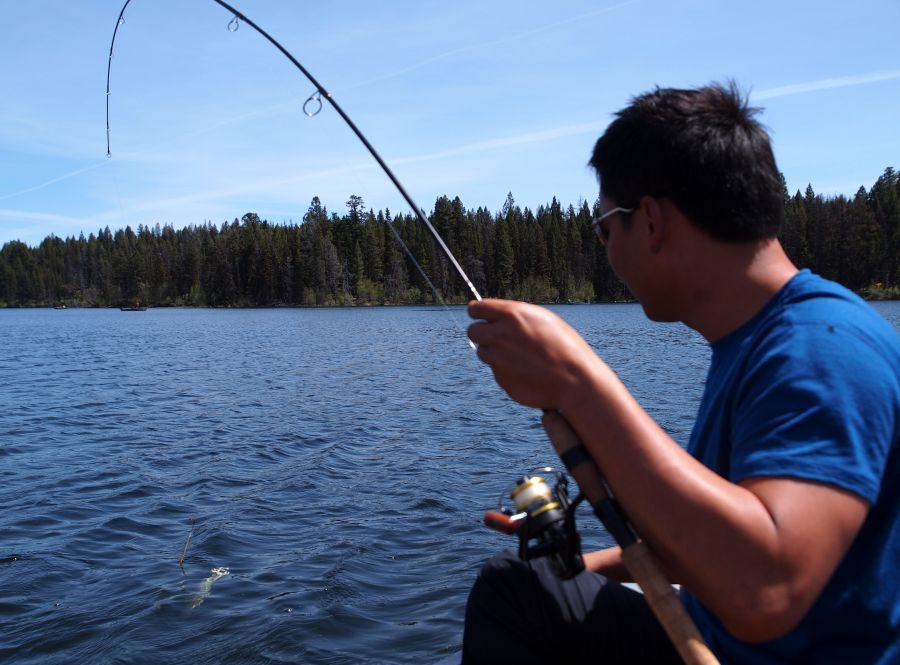ปลา Trout เป็นปลาที่มีลีลาการสู้เบ็ด(light tackle)ที่น่าตื่นเต้น จะกระโดนออกจากน้ำบางครั้งและจะร่อนด