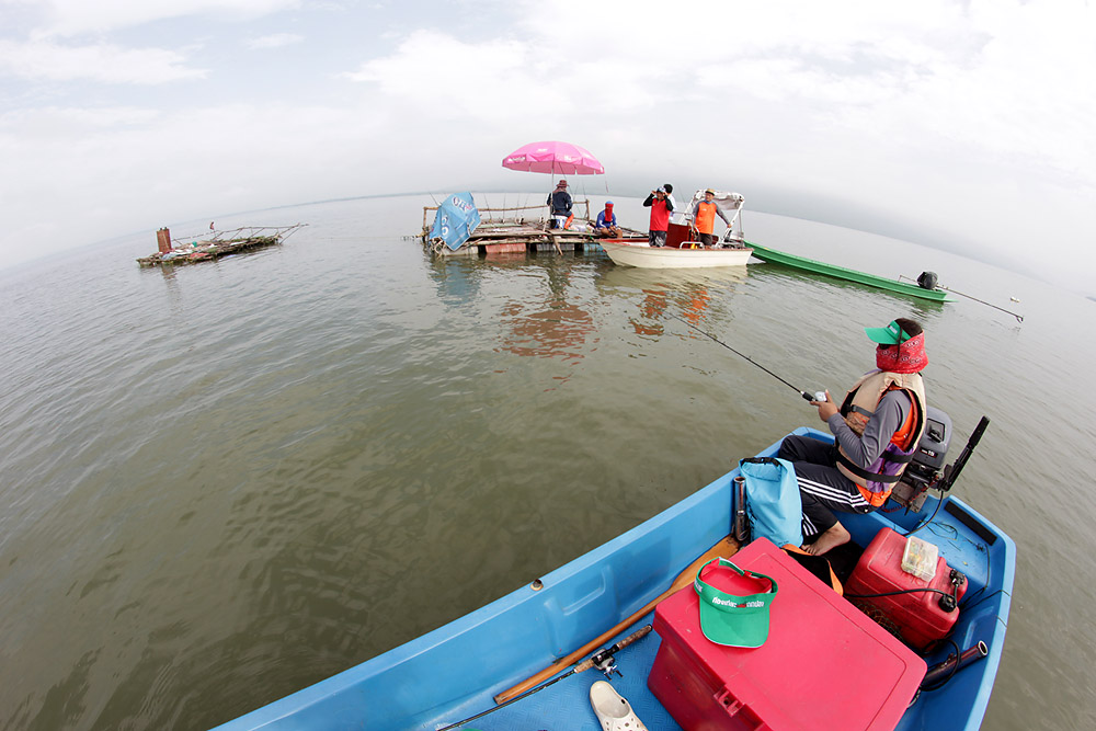 น้าหรั่งมากับน้าหนุ่มโดยมีพี่หน่องขับเรือให้