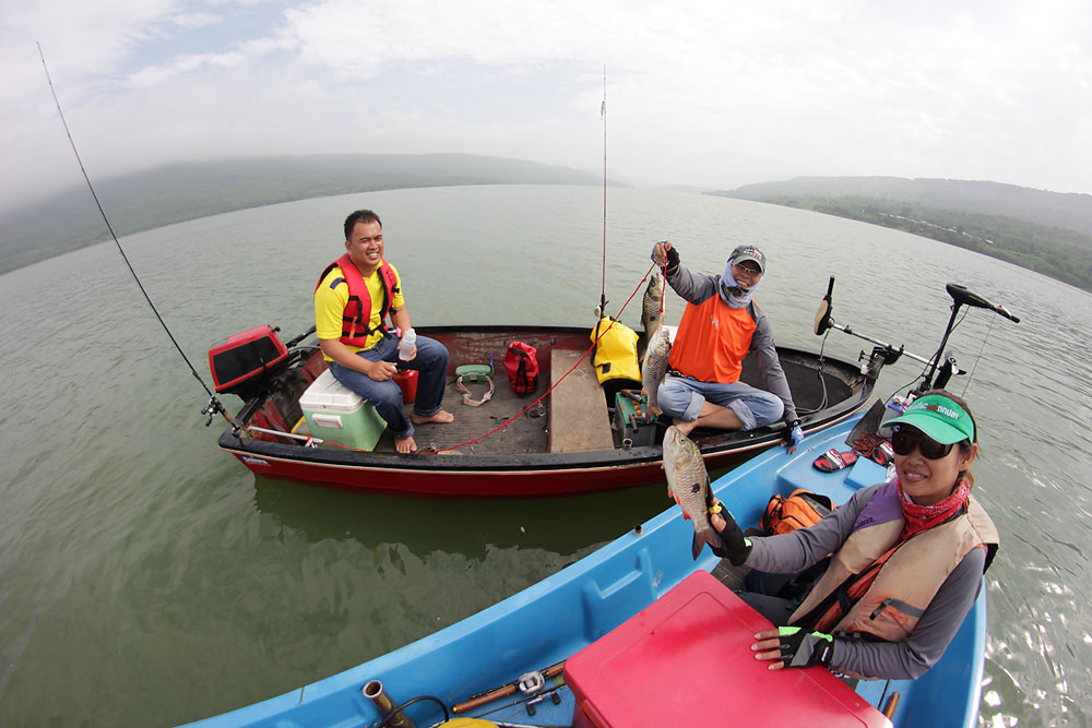 สักครู่เราก็แล่นเรือสวนกับน้าคิดและน้าดั๋ย 
ทั้งน้าดั๋ยและป้าหนูนา  ต่างคนต่างโชว์ผลงานของตัวเองอย่