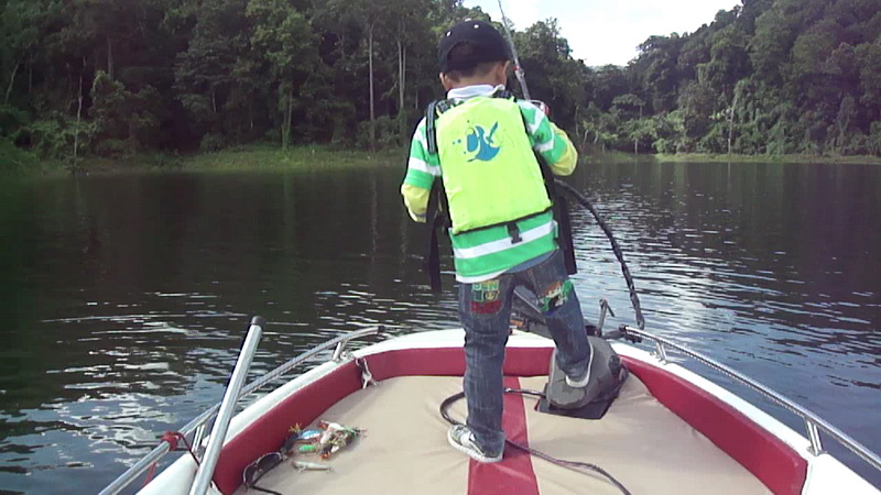 ไกด์ฟุตคอลโทรล เป็นเป้าหมายของเล่น ไม่แพ้การขับเรือ
" ป๊า....... คนรักกัน มีอะไรต้องแบ่งกันใช่ไหมป