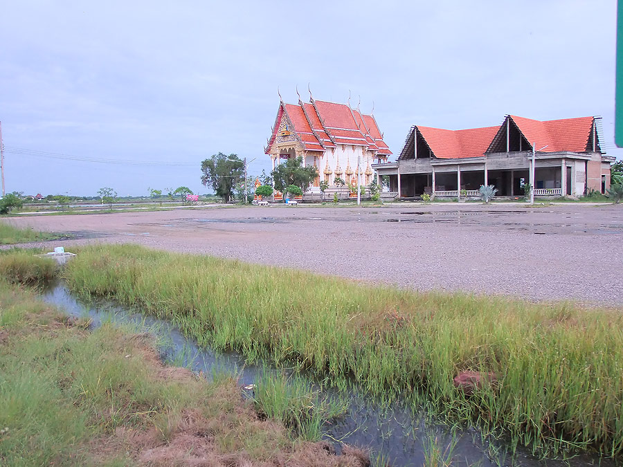 [b]เริ่มเรื่องเลยนะครับ สถานที่นัดก็ หน้าวัดสหธรรมมารามครับ เห็นไม๊ครับ ขนาดลานวัด น้ำยังเจิ่งเลย อิ