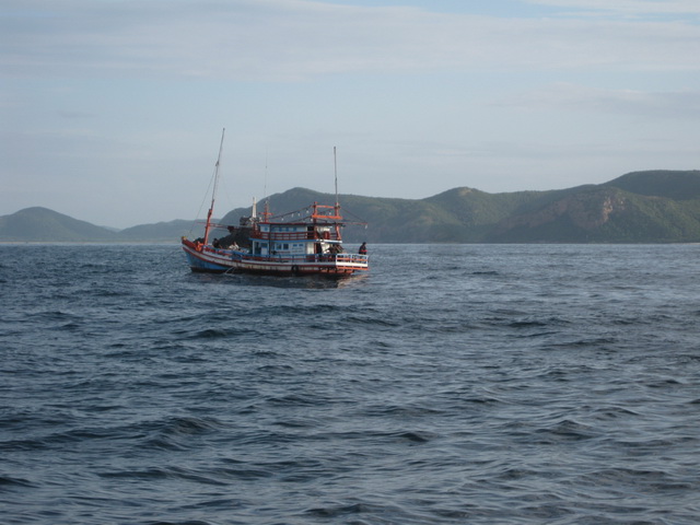 ข้างๆ มีเรือของไต๋เรืองมาอยู่เป็นเพื่อน  :love: :love: