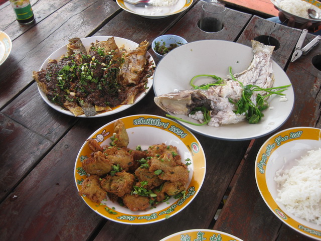 อาหารมื้อกลางวัน โดยฝีมือจุมโพ่ ของเรือ  :umh: :love: :love: