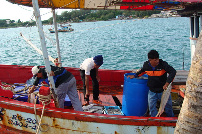 เรือถึงสะพานก็ช่วยกันขนขึ้นมาบนสะพาน  :love: :love: