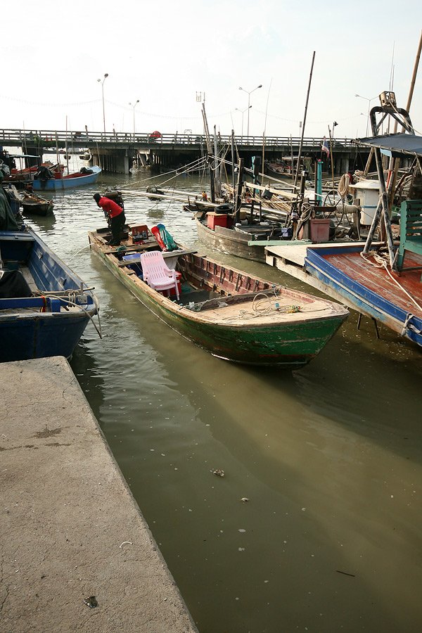 แล้วไต็แป๋ง ก็พาเรามาส่งที่ท่าเรือ ตอน5โมง  ชำระค่าเรือ ขนของขึ้น ร่ำลาไต๋ แล้วเราก็เตรียมตัวกลับบ้า