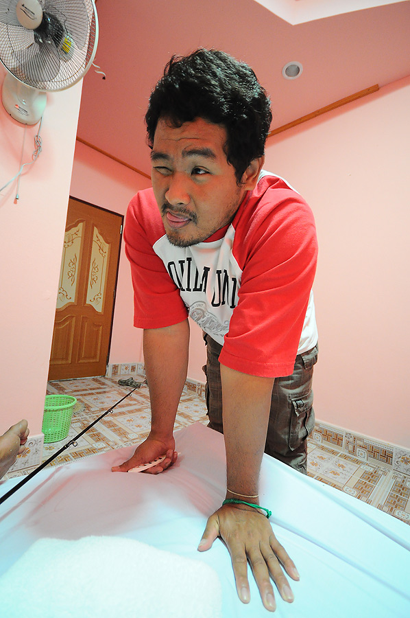 อีเจ๋งรีบยื่นหน้ามาเลย แล้วบอกว่า... [b]มิน่าเมื่อคืนถึงบอกให้เจ๋งถอดอันเดอร์แวร์ออกเพราะทำไรไม่ถนัด