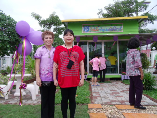 คุณ อรุณี ผู้จัดการฝ่ายจัดซื้อของร้านค้า ชมรมฯ  และลูกสาว น้อง ใบเตยครับ  :love: :love: :love: