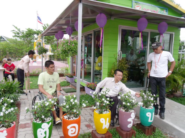 ชมนก  ชมไม้  ตามประสา คนมีความสุขอ่ะครับ   :laughing:

เป็นประธาน  ลั้ล ลา มันก้อดีแบบนี้แหละครับ 