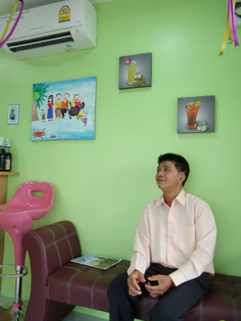 อ้าว...รองประธานเข้าไปนั่งห้องแอร์ซะแระ สงสัยจะร้อน  :laughing:

คุณ อนันต์ พันธุเวศ รองประธานชมรม