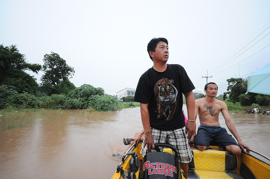 เมื่อตอนห้าโมงเย็น ผบ.สั่งการให้เอาเรือลงน้ำด่วน โม่งรีบตามเสือหาญมาลงเรือด้วยเลย :grin: :grin: :gri