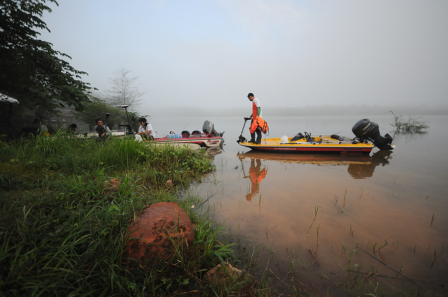 เรือที่ลงน้ำไปแล้วก็ลอยลำรอให้เพื่อนๆเอาเรือลงให้เสร้จ ไม่มีใครออกตัวไปก่อน น่ารักกันจริงๆ :grin: :g