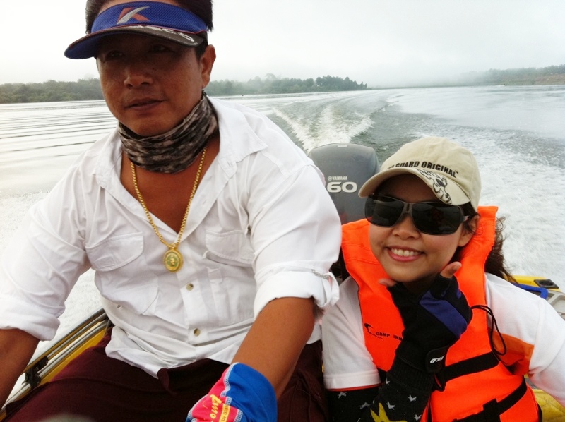 พอเอาเรือลงปุ๊บ วันนี้ขอประกบคู่ นั่งชิดๆ กันหน่อยนะ น้าโม่ง  :grin: :grin: