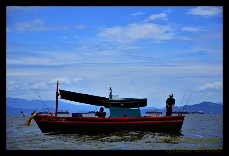 เผลอแปปเดียว เรือลำนี้ก็มาจอดข้างๆ

เห็นได้ข่าวมาว่า ไปเที่ยวแถวหลังเกาะตามหา 

IN C  แต่ไร่วี่แ