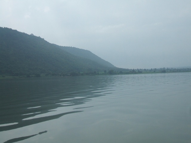 ขับเรือข้ามไปอีกฝากโลด 