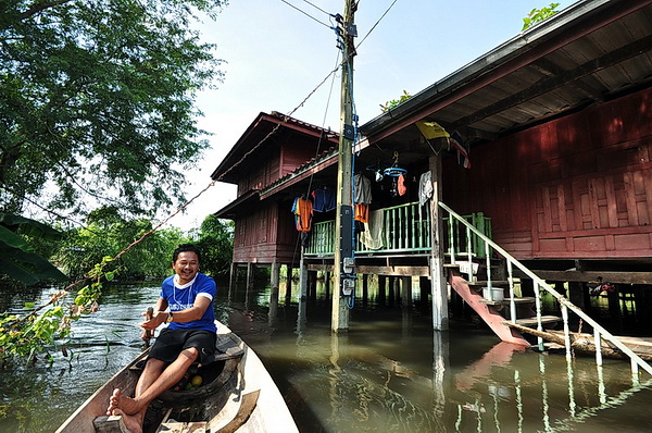 *** ถ้าบ้านไหน มีเรือก็ยังพอไหว ***
ถ้าไม่มีเรือ ก็ลำบากครับ ***