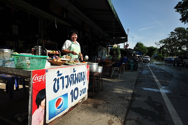 ** ลากันด้วยภาพนี้ครับ **  "น้ำจะท่วมยังไง ข้าวต้มบ้านแพรก ก็ยังขาย 10 บาทครับ
 ไม่มีการขึ้นราคา ช