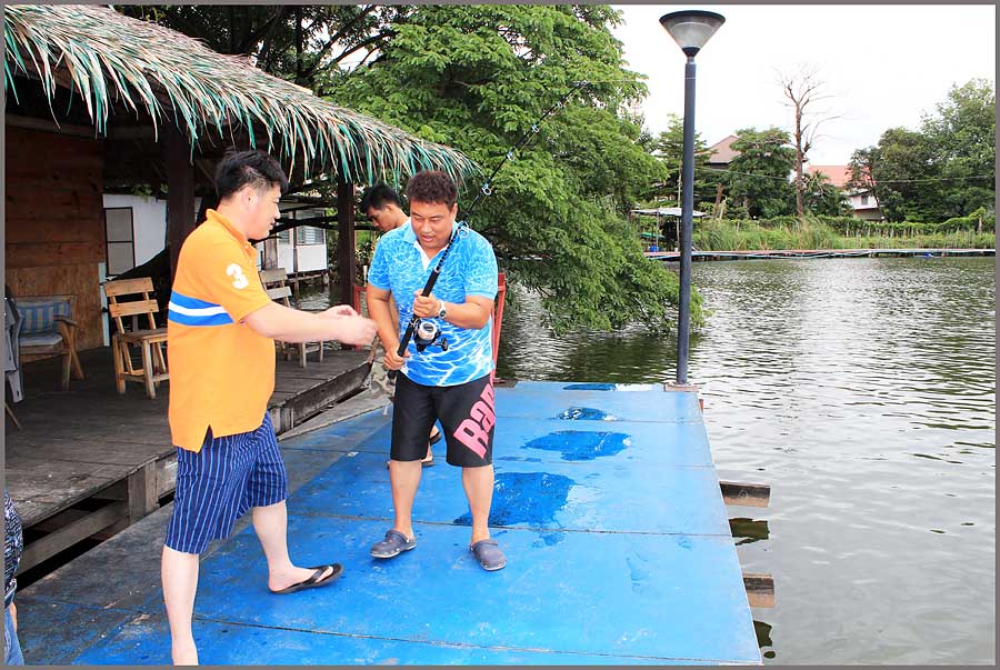 เซ็ทฮุ๊คโดยน้ากอล์ฟ เพราะพวกเพื่อนคนจีนยังไม่ถนัด ขอเซ็ทเองไม้ต่อๆไป จากนั้นจึงส่งต่อคัน 
เอารับไปซ