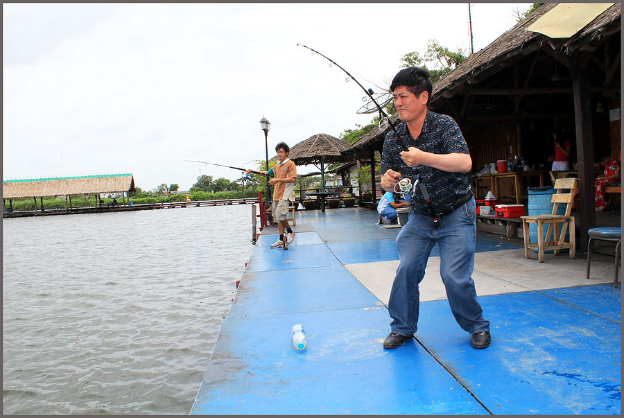 หวยออกแล้วววววววววววววววว! ขวดล้มตั๊บ...ส่งคันฟรึ๊บ...เถ้าแก่รับไม้ ....เชิญบันเทิงรื่นเริงตามอัธยาศ