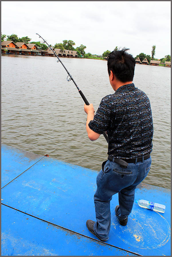 เถ้าแก่ถานบอก คอยดูนะไม้นี้เอาจริงแระ...แฮ๊ก ๆ ๆ อั๊ว...แฮ๊ก ๆ ๆ ..เอา...จริง...แฮ๊ก ๆ ๆ..แล้ว....ไม