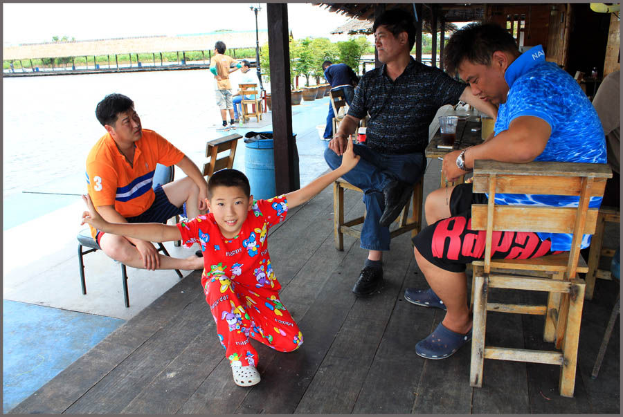รวมตัวกันนั่งพักครับ เจอแดดบ้านเราไป  :laughing: :laughing: :laughing: :laughing: 