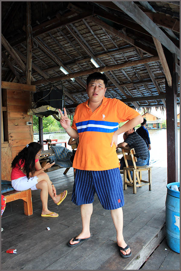 ถามว่าสู้ไหวมั้ย ...อะนั่นแน ....สองนิ้ว สู้ตาย .... :ohh: :ohh: :ohh: