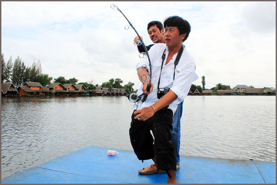 นี่เลย พ่อตัวดี เดินถ่ายรูปชาวบ้านทำอู้ มารับความบันเทิงไปอีกคน จัดแบบนิ่มๆให้โดยหน้าลื่นแอนด์เดอะแก
