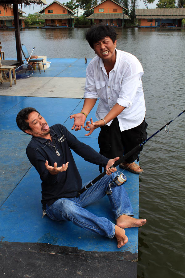  [b]ดูลีลาทำท่ามืออ่อน เยาะเย้ยของพี่โม่งไปพลางๆ พร้อมทั้งรอพี่โม่งมาแจมภาคเย็นอีกรอบครับ เดี๋ยวผมจะ