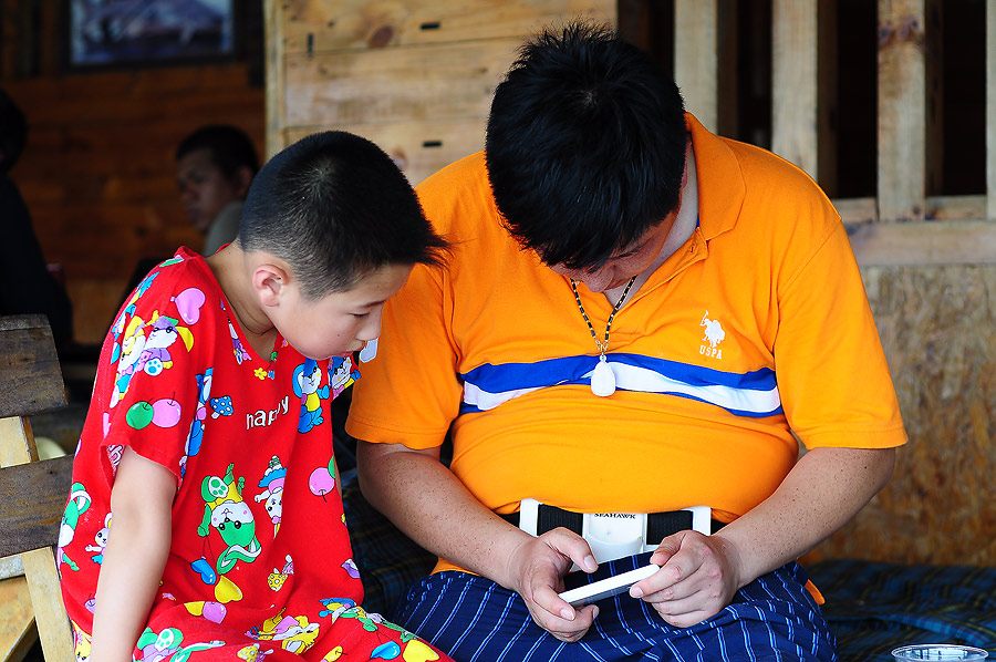 พ่อลูกคนจีนดูน่ารักดีเนอะ พ่อแย่งลูกเล่นเกมส์ด้วยอ่ะ :laughing: :laughing: :laughing: :laughing: :la