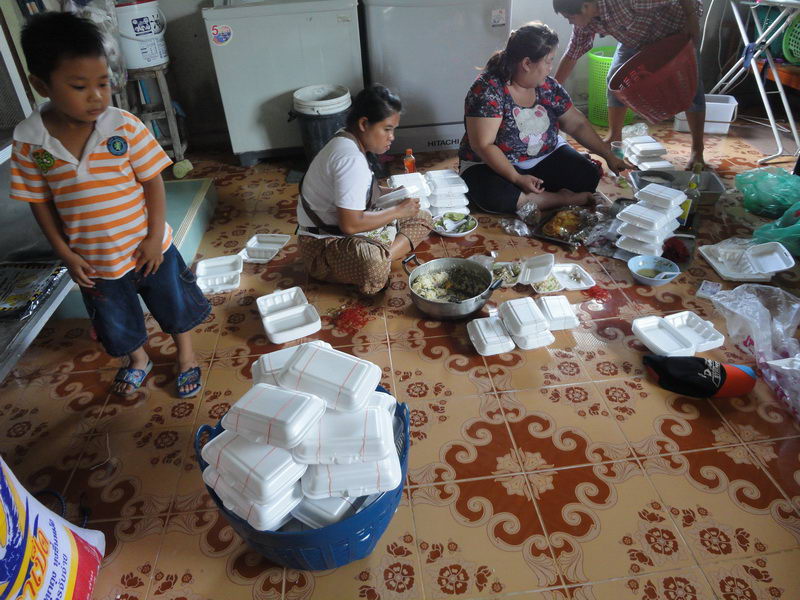 โปรเคนยืนมองด้วยความสนใจ
โปรเคนรู้ครับว่า พวกเราจะนำข้าวกล่องไปช่วย ผู้คนที่ถูกน้ำท่วม และรอความช่ว