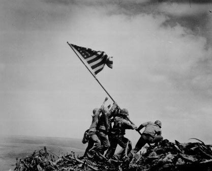 ภาพที่ 3
Joe Rosenthal  Raising the Flag on Iwo Jima
โจ โรเซนไทล์   การอัญเชิญธง ณ อิโวจิม่า

ภา