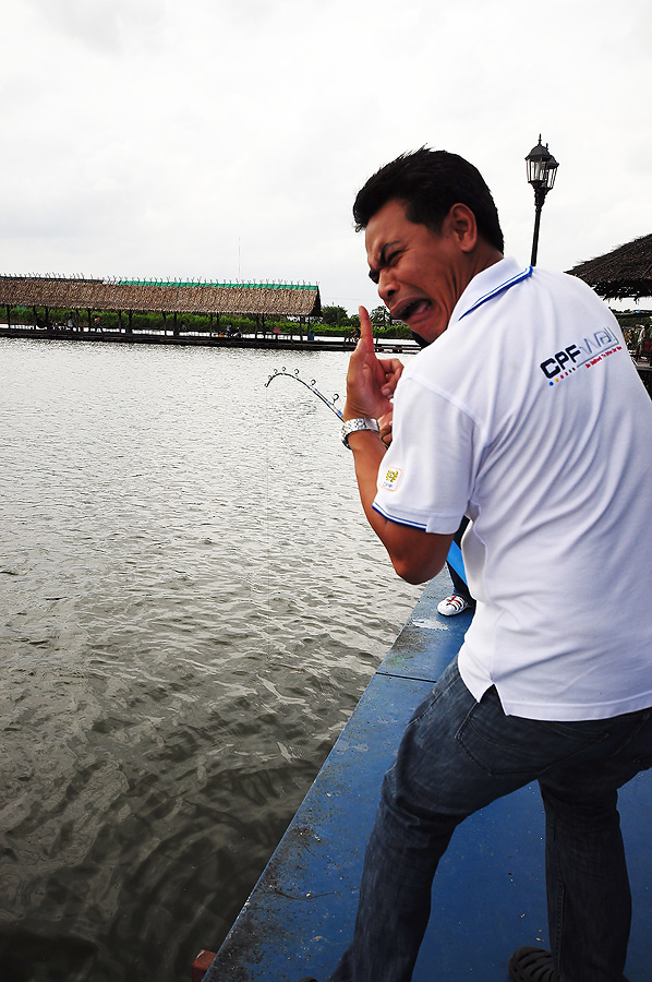 ตามสบายเลยน่ะโต้ ซ้ายขวาว่างหมดแล้ว :laughing: :laughing: :laughing: :laughing: