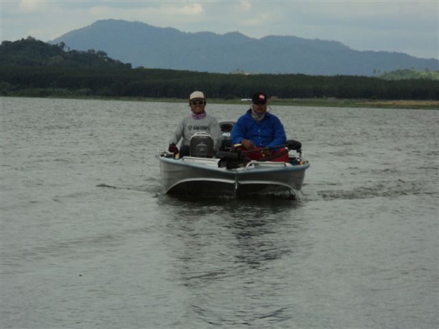 สักเกตุว่าเรือจะเอียงไปฝั่งพี่โตนิดนึงนะครับ