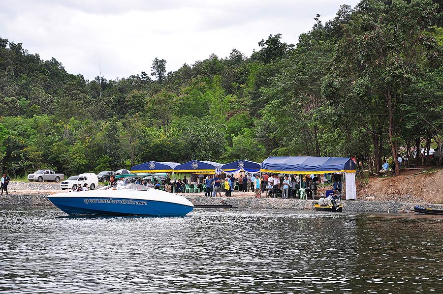 สถานที่จัดงานในวันอาทิตย์ครับ  จะอยู่บริเวณด้านซ้ายมือของท่าลงเรือคับ