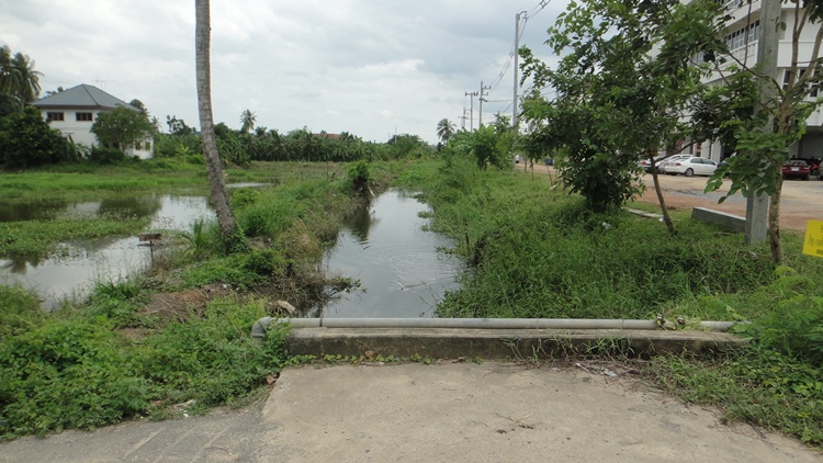 

          ข้ามสะพานมาเจอคลองเล็กๆ  ตรงนี้แหละวร๊ะ :smile: :smile: :smile: