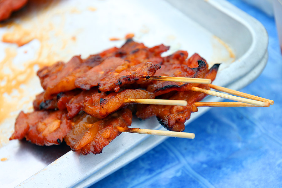 หมูปิ้งร้อนๆที่แม่ค้าปิ้งเรียบร้อยแล้ว กลิ่นหอมฉุยเชียวครับยากที่จะแค่ถ่ายรูปแล้วเดินผ่านไป  :umh: :