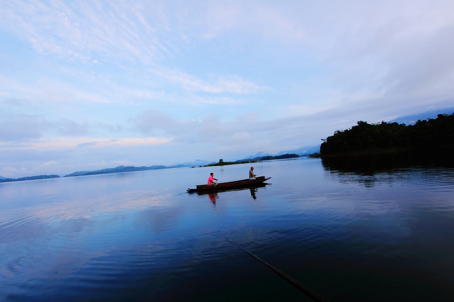 ตอนเช้า น้องชายพายเรือเล่น ออกไปตีปลาเล่น ๆ ที่เกาะข้างหน้า  ยามเช้าอากาศดีมาก เห็นปลาจิบน้ำอยู่ในพุ