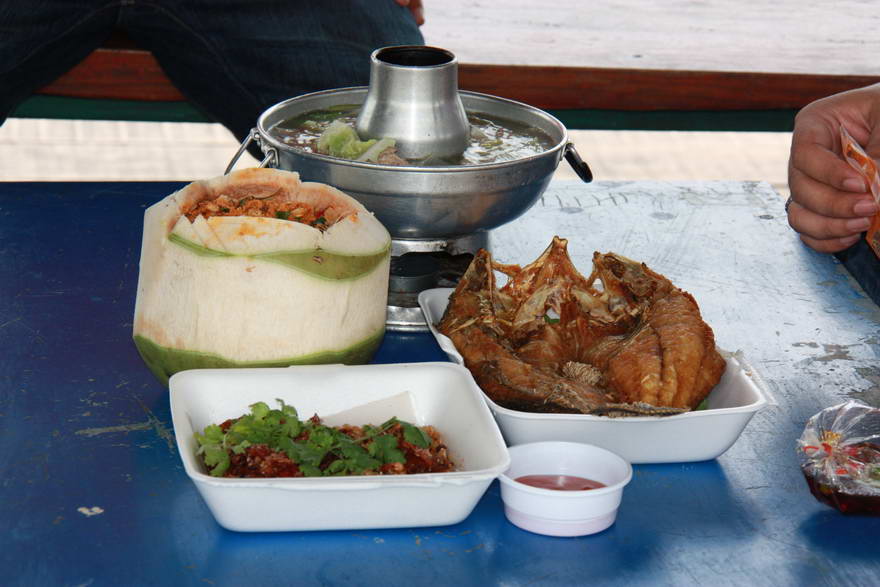 พักทานข้าวกันก่อนครับ :umh: :umh: